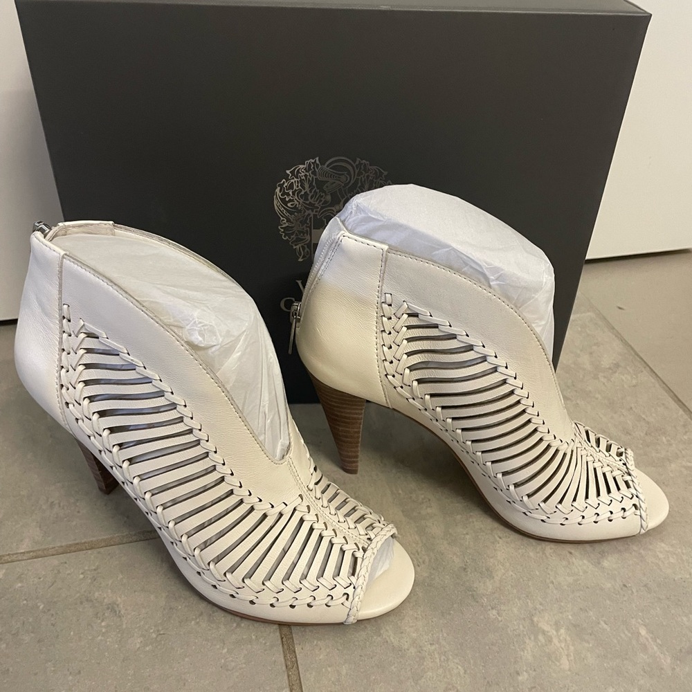Vince Camuto warm white Pamplona